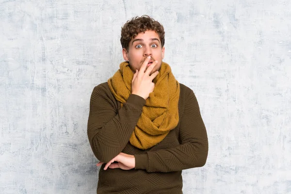 Blonde Man Grunge Wall Surprised Shocked While Looking Right — Stock Photo, Image