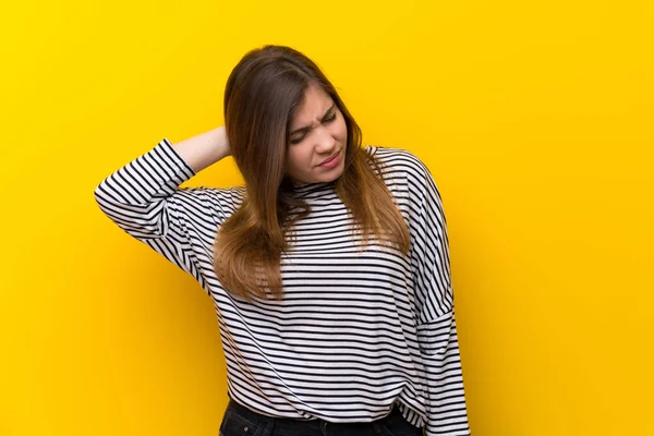 Junges Mädchen Über Gelbe Wand Mit Nackenschmerzen — Stockfoto