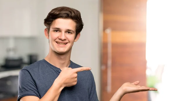 Teenager Mann Mit Kopierraum Imaginär Auf Der Handfläche Eine Anzeige — Stockfoto