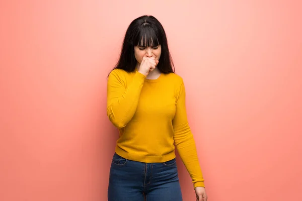 Vrouw Met Gele Trui Roze Muur Lijden Met Hoest Gevoel — Stockfoto