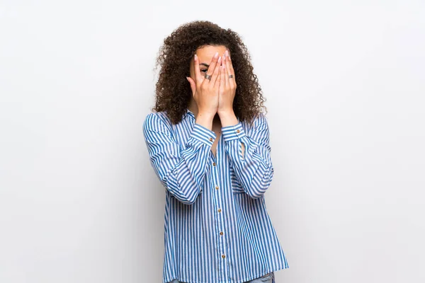 Dominikanerin Mit Gestreiftem Hemd Das Die Augen Mit Den Händen — Stockfoto