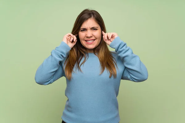 Jeune Fille Sur Mur Vert Frustré Couvrant Les Oreilles — Photo