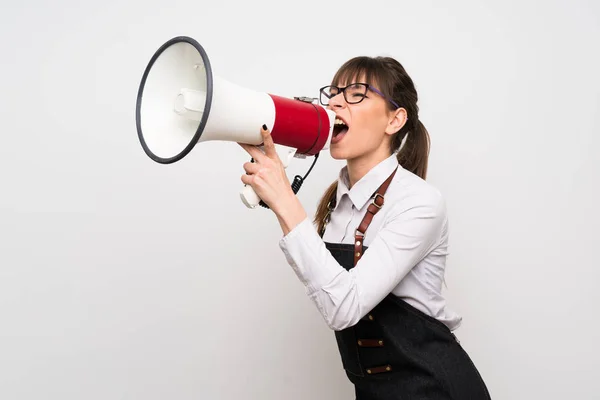 Jonge Vrouw Met Schort Schreeuwen Door Een Megafoon — Stockfoto