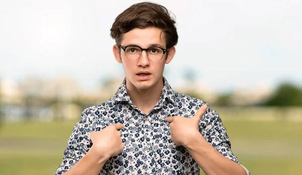 Adolescente Homem Com Camisa Flor Óculos Com Expressão Facial Surpresa — Fotografia de Stock