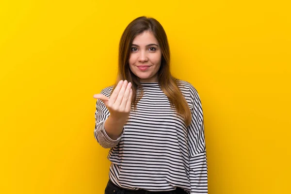 Menina Sobre Parede Amarela Convidando Para Vir Com Mão Feliz — Fotografia de Stock