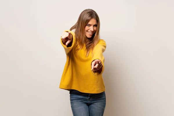 Жінка Жовтим Светром Над Ізольованою Стіною Вказує Пальцем Коли Посміхається — стокове фото