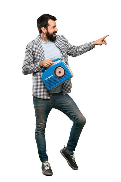 Schöner Mann mit Bart hält ein Radio in der Hand — Stockfoto