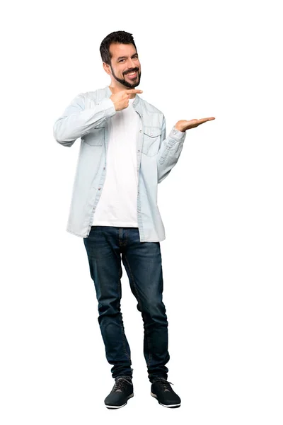 分離の白い背景の上に広告を挿入する Copyspace を保持するには 想像上の手のひらのひげとハンサムな男のフルレングスのショット — ストック写真