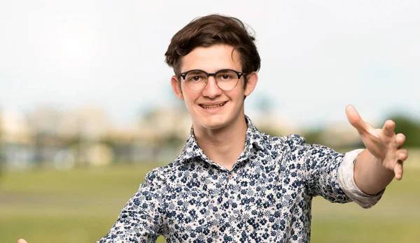Dospívající Muž Květina Košili Brýle Prezentaci Pozvání Jít Rukou Přírodě — Stock fotografie
