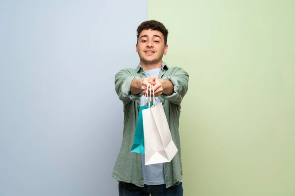 Fiatal Ember Feletti Gazdaság Egy Csomó Bevásárló Táskák Kék Zöld — Stock Fotó