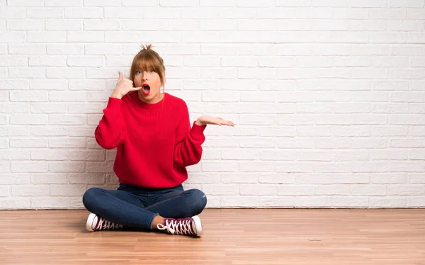 Rothaarige Frau Sitzt Auf Dem Boden Und Macht Telefongeste Und — Stockfoto