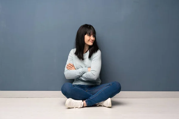 Mujer Sentada Suelo Con Los Brazos Cruzados Feliz — Foto de Stock