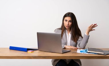 İş kadını bir office yapımında jest şüphe ediyor.