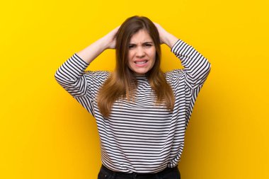 Genç kız sarı duvar yüzünden boşa çıkarmak ve ellerini başının üstüne alır