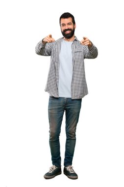 İzole beyaz arka plan üzerinde gülümseyen sakallı yakışıklı adam parmak seni işaret