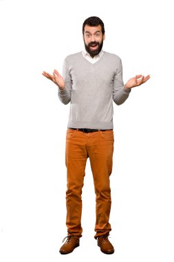 İzole beyaz arka plan üzerinde şok yüz ifadesi ile yakışıklı adam