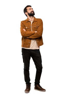 İzole beyaz arka plan üzerinde gülümseyen ararken sakallı yakışıklı adam