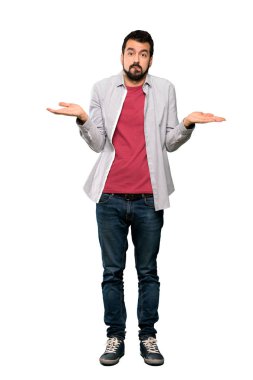 Eller izole beyaz arka plan üzerinde yükseltme sırasında şüpheleri sakallı yakışıklı adam tam uzunlukta atış