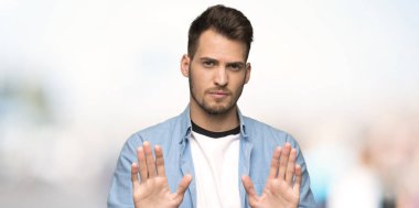 Hareketi durdurmak yapma ve açık havada hayal kırıklığına yakışıklı adam