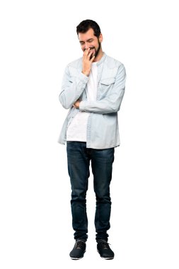 Çok izole beyaz arka plan üzerinde gülümseyen sakallı yakışıklı adam tam uzunlukta atış