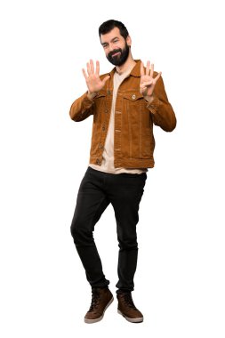 Dokuz parmak ile izole beyaz arka plan üzerinde sayma sakallı yakışıklı adam