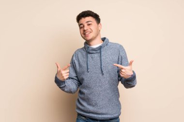 Genç adam üzerinde izole duvar gururlu ve kendinden memnun