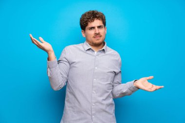 Mavi duvar için mutsuz sarışın adam bir şey anlamıyorum