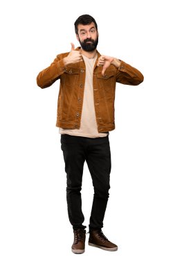 İyi-kötü işaret yapma sakallı yakışıklı adam. Kararsız Evet arasında veya izole beyaz arka plan üzerinde değilken