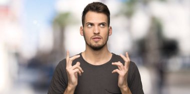 Siyah gömlek açık havada, kötü bir durum tarafından hayal kırıklığına uğramış olan adam