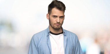 Yakışıklı adam açık havada üzgün ve depresyonda ifade ile