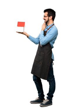 Adam ile küçük bir ev tutarak önlük