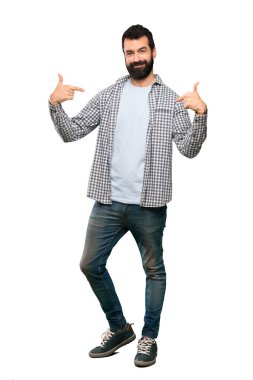 Kibirli ve kendini beğenmiş izole beyaz arka plan üzerinde sakallı yakışıklı adam