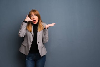 Telefon jest yapma ve şüphe redhead iş kadını