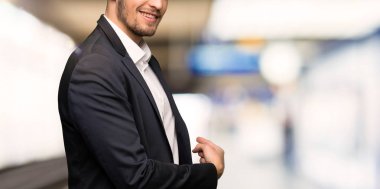 Yakışıklı iş adamı geri kapalı işaret