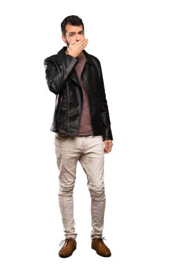 Ağzıyla kapsayan sakallı yakışıklı adam izole beyaz arka plan üzerinde eller