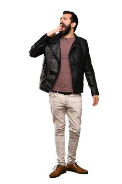 Esneme ve izole beyaz arka plan üzerinde el ile geniş açık ağız kapsayan sakallı yakışıklı adam