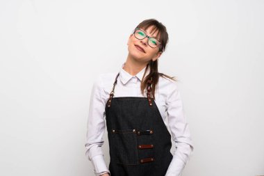 Önlük gülüyor ile genç kadın