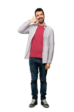 Telefon jest yapma sakallı yakışıklı adam tam uzunlukta bir kadeh. Bana arka işaret izole beyaz arka plan üzerinde de