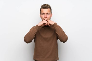 Sarışın adam sessizlik jest belirtisi gösteren izole beyaz duvar üzerinde