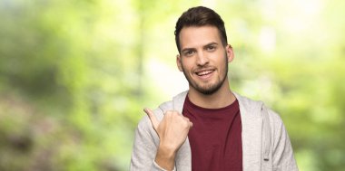 Kazak tarafına işaret eden adamla bir parkta bir ürün sunmak için