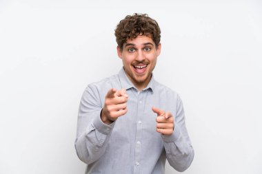 Sarışın adam izole beyaz duvar üzerinde parmak seni işaret