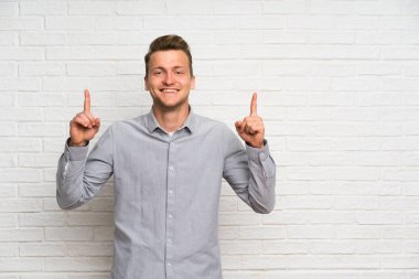 Harika bir fikir kadar işaret beyaz tuğla duvarın üzerinden sarışın adam