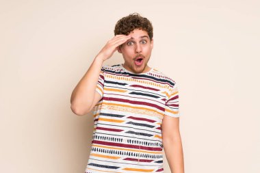 Sarışın adam izole duvarın üzerinden bir şeyin farkına vardım ve çözüm isteyen vardır