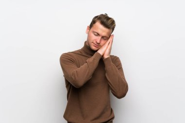 Sarışın adam izole beyaz duvar yapım uyku hareketle dorable ifade