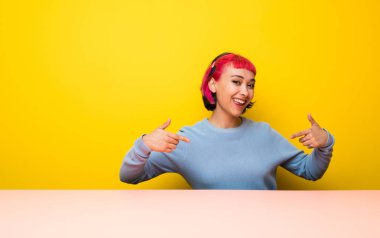 Kibirli ve kendini beğenmiş pembe saçlı genç kadın