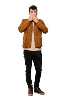 Ağzıyla kapsayan sakallı yakışıklı adam izole beyaz arka plan üzerinde eller