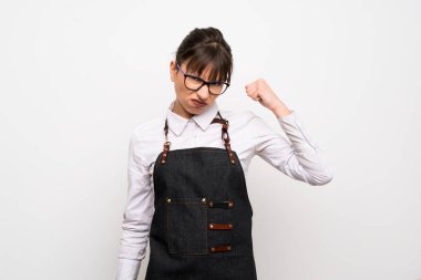 Önlük kızgın jest ile olan kadın