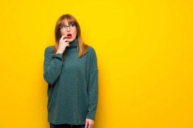 Sarı duvarın ararken süre şüpheleri üzerinden gözlüklü kadın