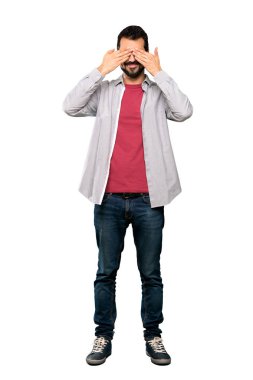 Tam uzunlukta shot gözlerle kapsayan sakallı yakışıklı adam izole beyaz arka plan üzerinde eller