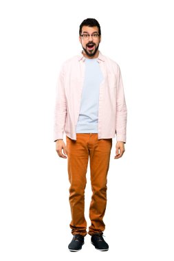 İzole beyaz arka plan üzerinde sürpriz yüz ifadesi ile sakallı yakışıklı adam tam uzunlukta atış